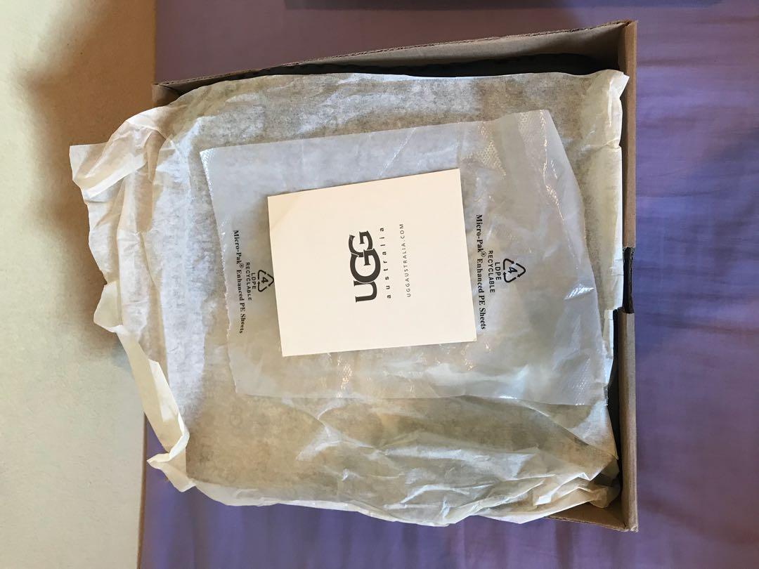 UGG (Category: Boots) located in Singapore. Submitted by madcrash (Listing ID 214189767, Image 3). Description: UGG brand new never been worn before open to nego retail price $$350 😉👌🏻.