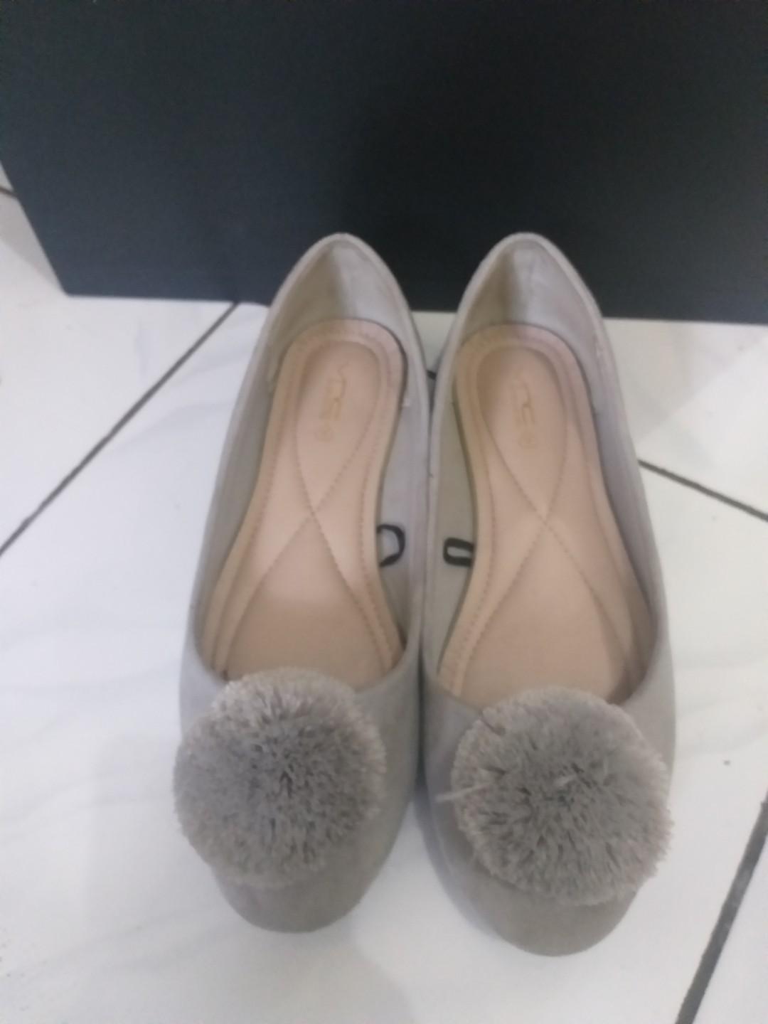 Flat shoes cheap pompom