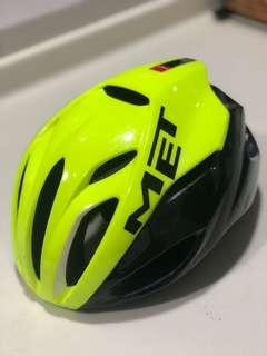 MET Cycling Helmet - fluorescent yellow