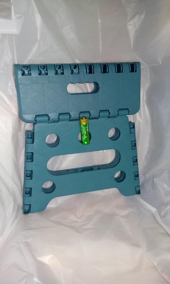 全新 Daiso Mini Folding Chair 小形摺椅(籃色), 傢俬＆家居, 廚具和餐具, 餐桌布和紡織布品 Carousell