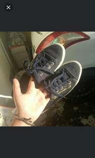 Sepatu stradivarius