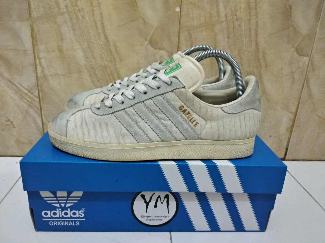 Adidas gazelle motif hot sale