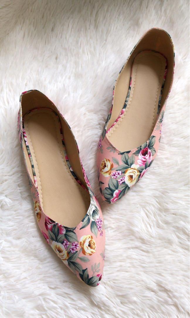 Floral Doll Shoes (Category: Flats & Sandals) located in Pasig City. Submitted by declutteringcee (Listing ID 214558718, Image 1). Description: ✔️ CASH ON DELIVERY AVAILABLE ✔️ FREE SHIPPING FEE FOR A MINIMUM PURCHASE OF P500.00 ———— ORDER FORM: Name: Address: Mode of Payment: - (COD, Coins.PH, 7-11, Cebuana, Palawan Express, Unionbank, Chinabank, Eastwest Bank) Order/s: *Please note that the item will be reserved for 24 hours only upon sending t