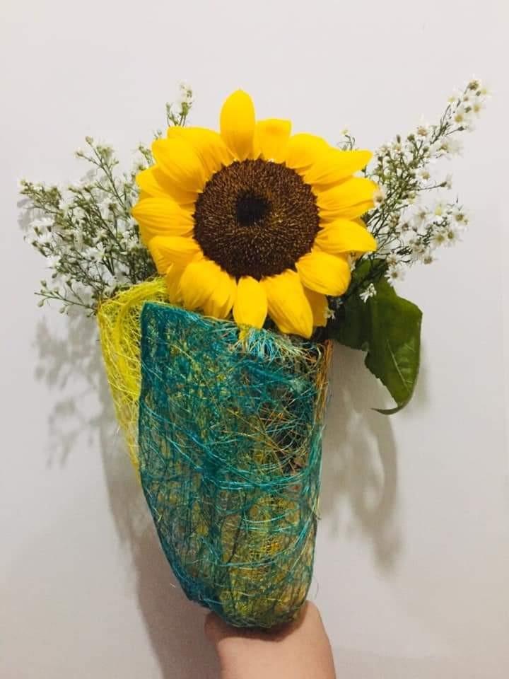 VALENTINES SUNFLOWER (Category: Flowers & Bouquets) located in Makati City. Submitted by stellasonlinegaragesale (Listing ID 214468200, Image 1). Description: Avoid the Valentine's hassle and let me do the work for you; selling sunflowers and roses for a very affordable price! From single stemmed to arrangements, we got you covered! 🌻🌻🌻 Single stemmed sunflower with a simple black ribbon - Php 125 Single stemmed sunflower arrangement - Php 250