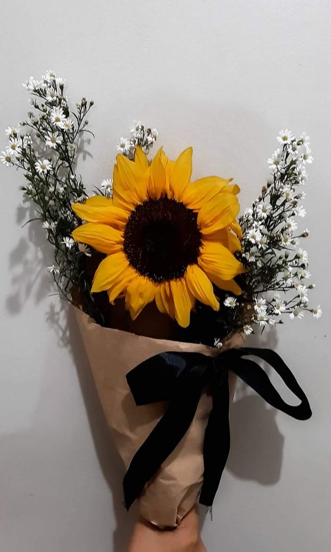 VALENTINES SUNFLOWER (Category: Flowers & Bouquets) located in Makati City. Submitted by stellasonlinegaragesale (Listing ID 214468200, Image 3). Description: Avoid the Valentine's hassle and let me do the work for you; selling sunflowers and roses for a very affordable price! From single stemmed to arrangements, we got you covered! 🌻🌻🌻 Single stemmed sunflower with a simple black ribbon - Php 125 Single stemmed sunflower arrangement - Php 250