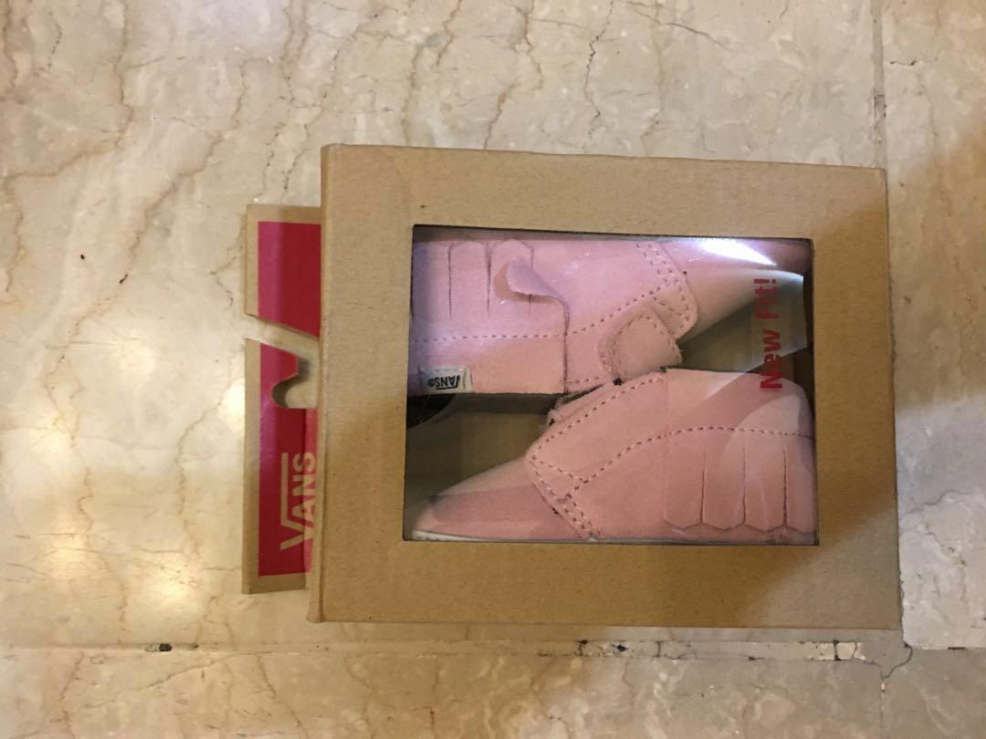 Vans for baby girl (Category: Babies & Kids Fashion) located in Quezon City. Submitted by mondstuff (Listing ID 204251248, Image 1). Description: -brand new -original -never used -for infants(6mos.- 1yr.) -has soft sole *soft sole benefits: From a developmental perspective, soft sole baby shoes are the best option for growing infant feet. Health benefits include the ability for baby’s feet to grow without restriction, allowing full range of motio
