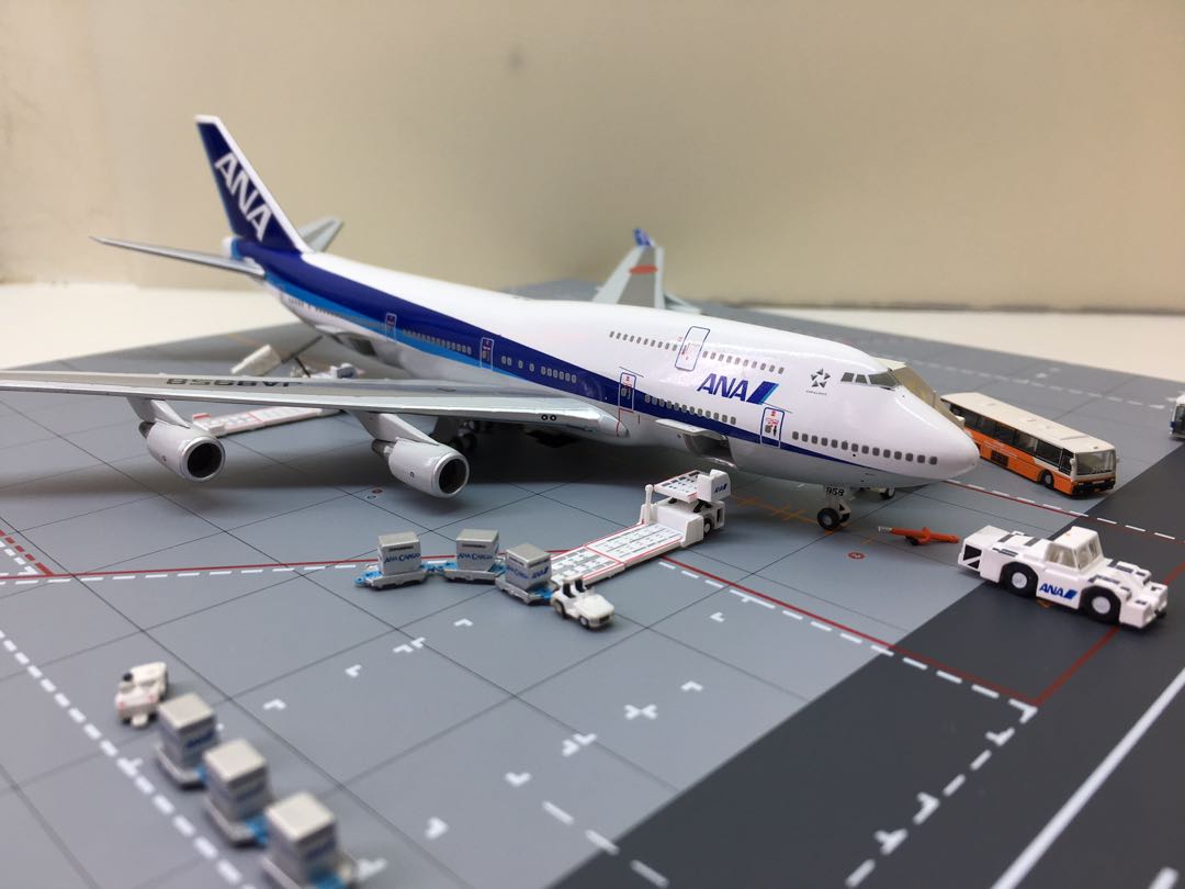 ANA 1/400 全日空商事747-400 JA8959 (open door condition w/ GSE 