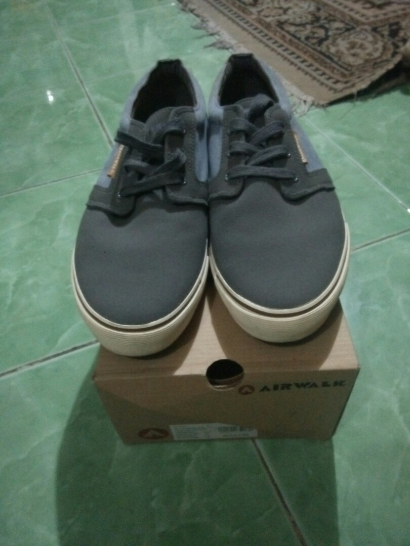 Sepatu Airwalk Biru Abuabu Fesyen Pria Sepatu Lainnya Di Carousell