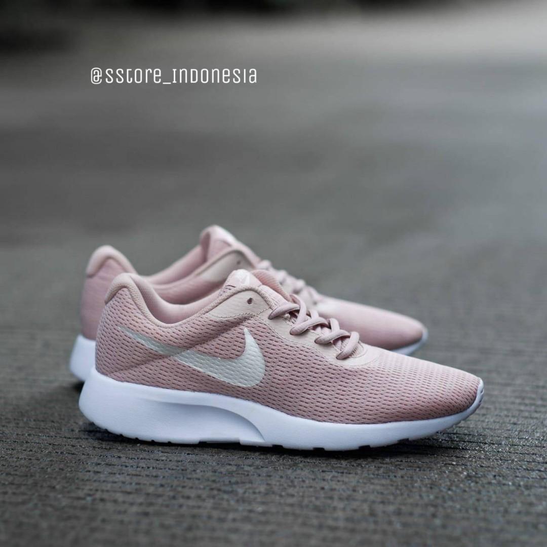 Sepatu Nike Tanjun Soft Pink List Silver Fesyen Wanita Sepatu Di Carousell
