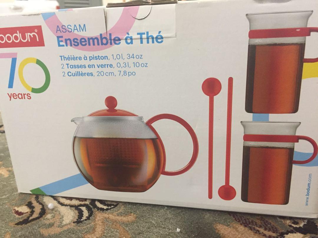 Tea set (Category: Coffee & Tea Tableware) located in Johor Bahru. Submitted by anwarash (Listing ID 214659839, Image 1). Description: Brand new glass tea set to let go.