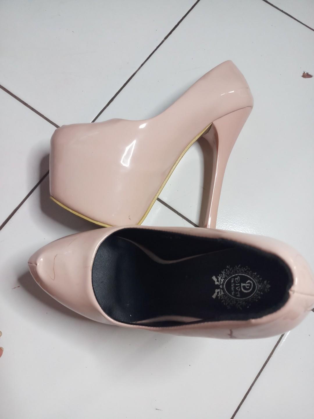 Heels warna peach, Fesyen Wanita 
