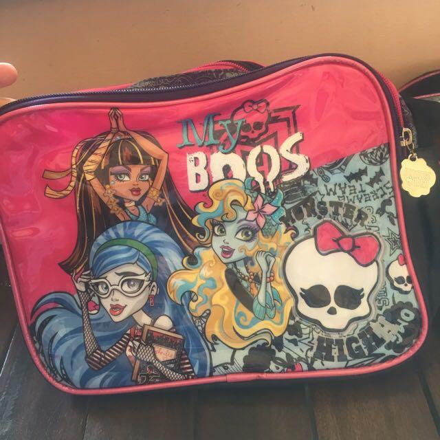 Monster high sling bag (Category: Babies & Kids Fashion) located in Sampaloc. Submitted by mines2 (Listing ID 214827537, Image 1). Description: Kasya 5 books mga mommies😇mgandang klase 50% ntipid nyo compare s mall price😇.