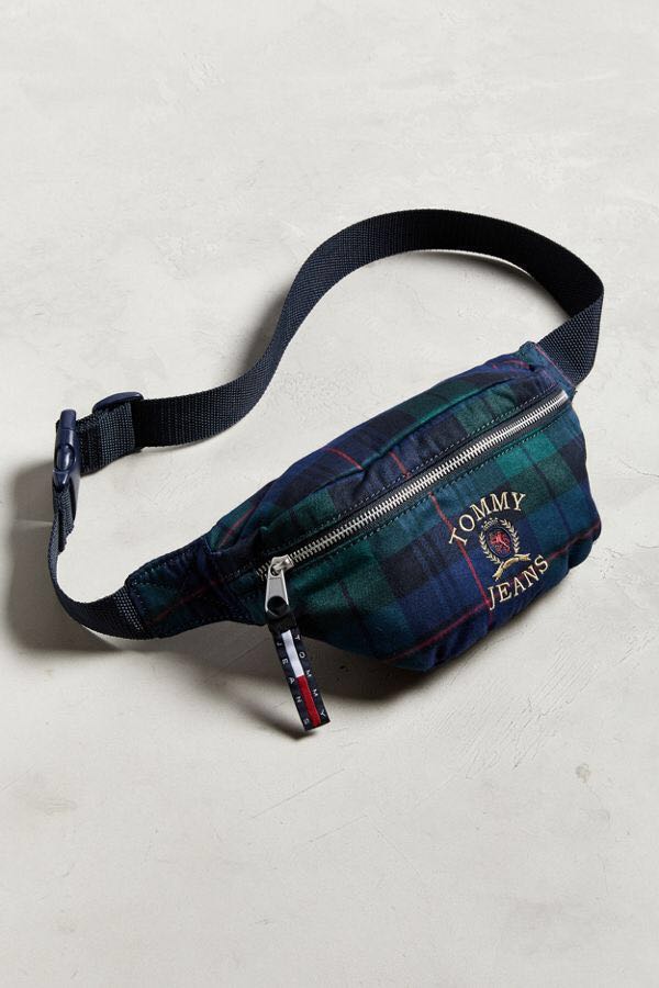 Tommy jeans crest deals heritage sling bag
