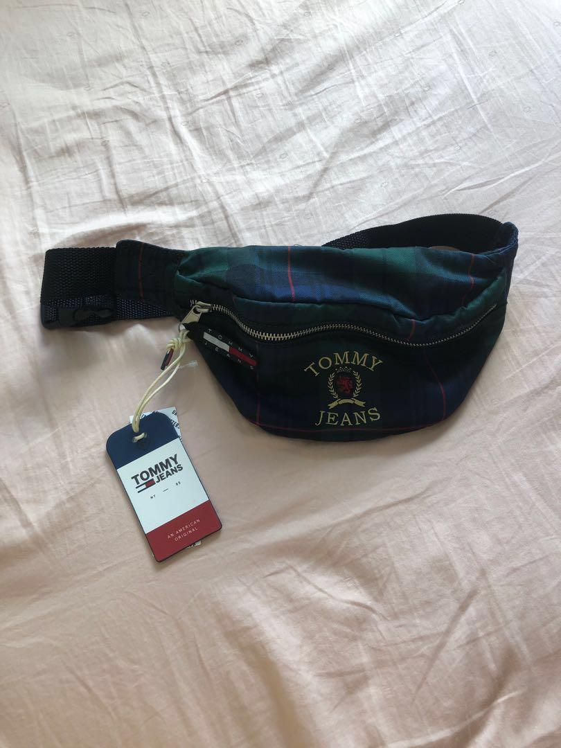 Tommy jeans crest heritage sling bag 2025