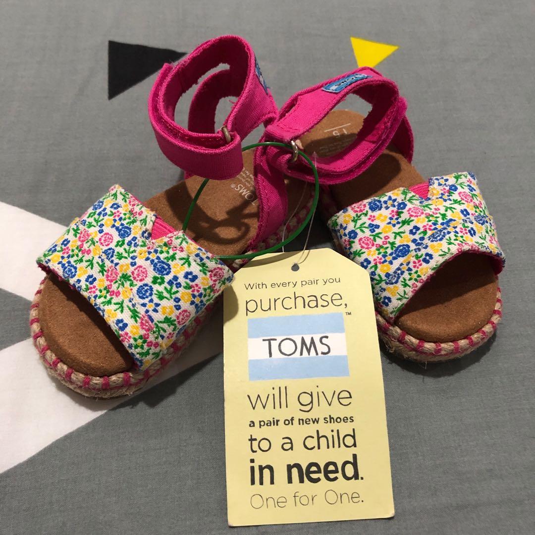 TOMS Girl Sandals Malea Fuchsia Multi Floral Size 5 Tiny Babies Kids Babies Kids Fashion on Carousell