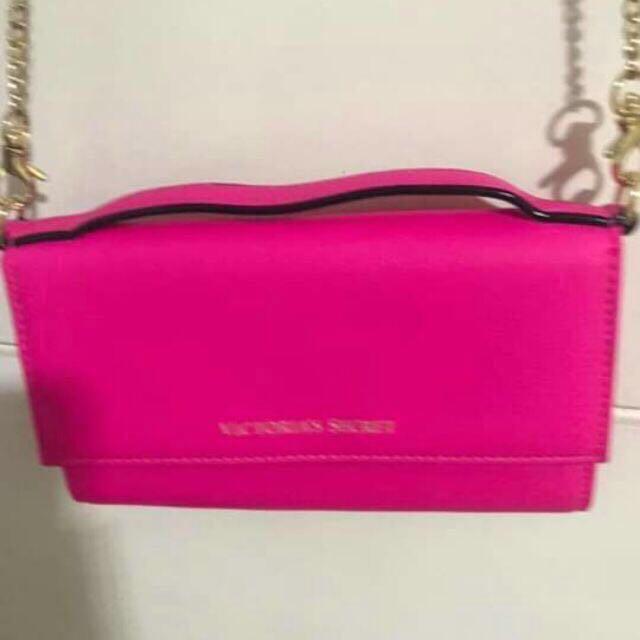 authentic victoria's secret wallet bag (Category: Wallets & Card holders) located in Pasig City. Submitted by eemmp (Listing ID 212721151, Image 1). Description: almost new bought in US minsan lng po nagamit.