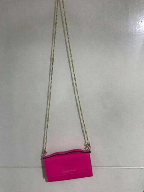 authentic victoria's secret wallet bag (Category: Wallets & Card holders) located in Pasig City. Submitted by eemmp (Listing ID 212721151, Image 3). Description: almost new bought in US minsan lng po nagamit.