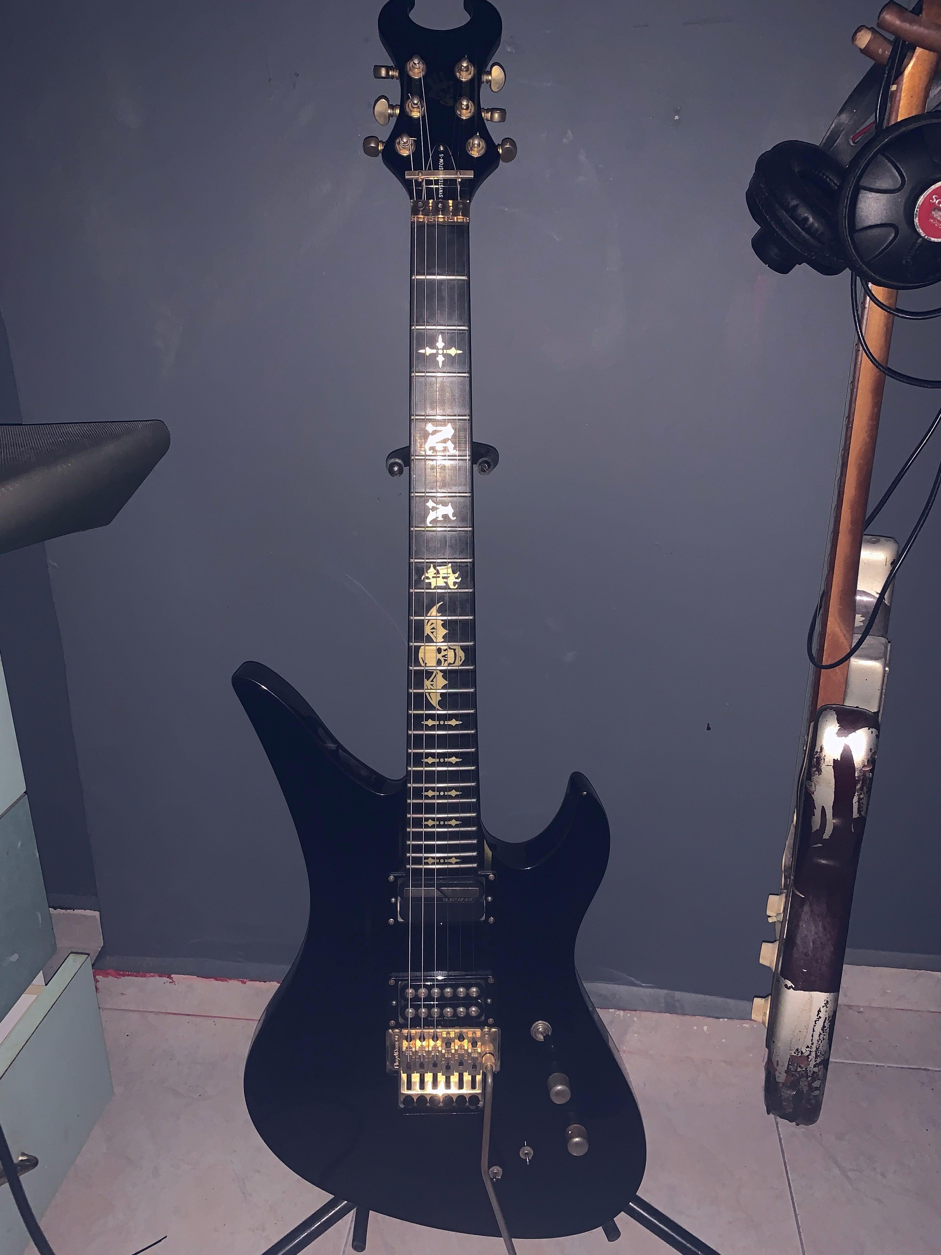 Synyster gates top black moon