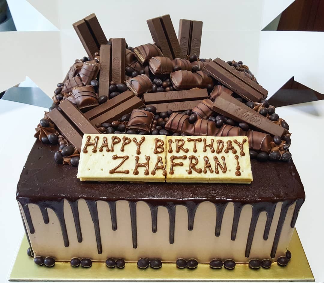 Overloaded Kinder Bueno Kitkat Chocolate Drip Cake Food Drinks Baked Goods On Carousell