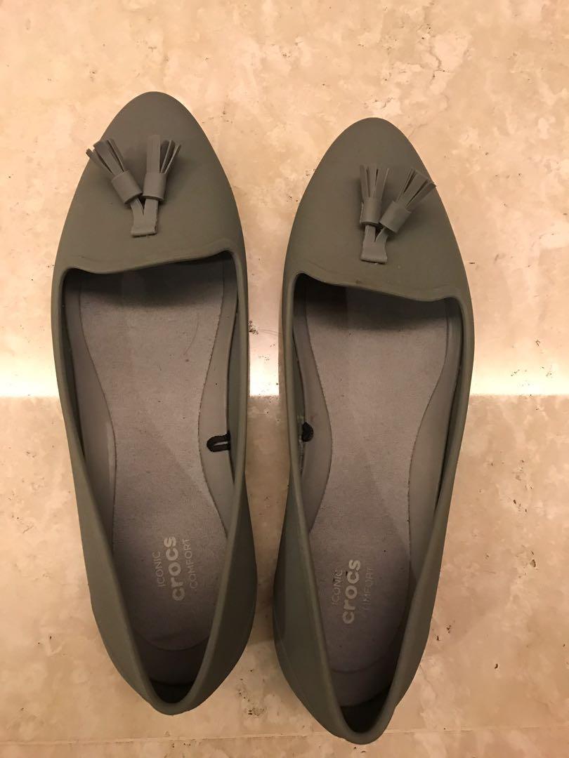 crocs wide feet