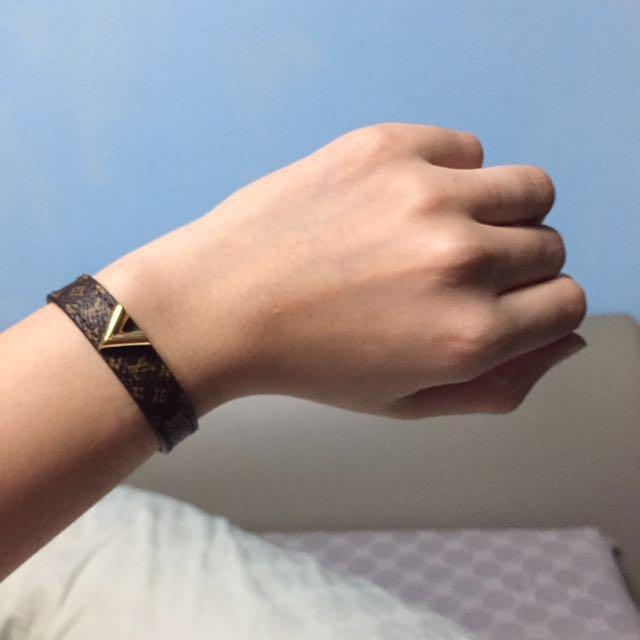 Essential v leather bracelet Louis Vuitton Brown in Leather - 23576234