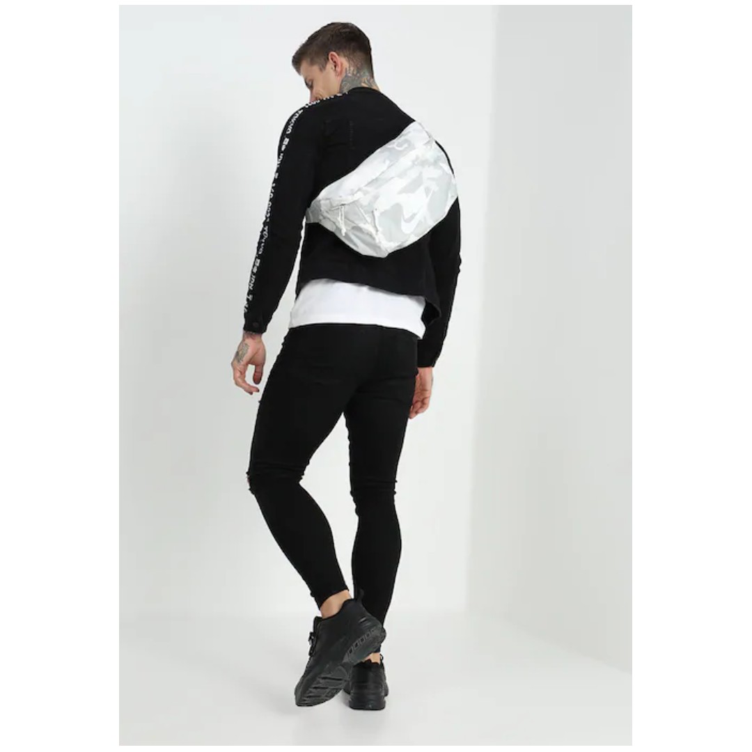 nike sportswear tech hip pack