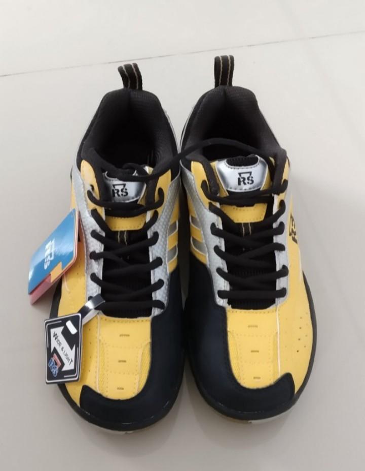 Sepatu Badminton Rs Fesyen Pria Sepatu Lainnya Di Carousell