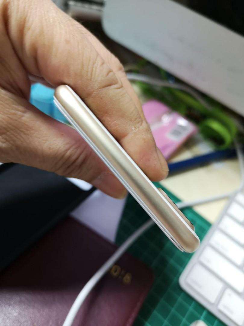 Iphone 7plus (Category: iPhone Others) located in Singapore. Submitted by ck.king (Listing ID 215538516, Image 1). Description: Iphone 7plus Used ard 15month Internal condition:10/10 External condition:9.99/10 Complete set with box (except earpiece).