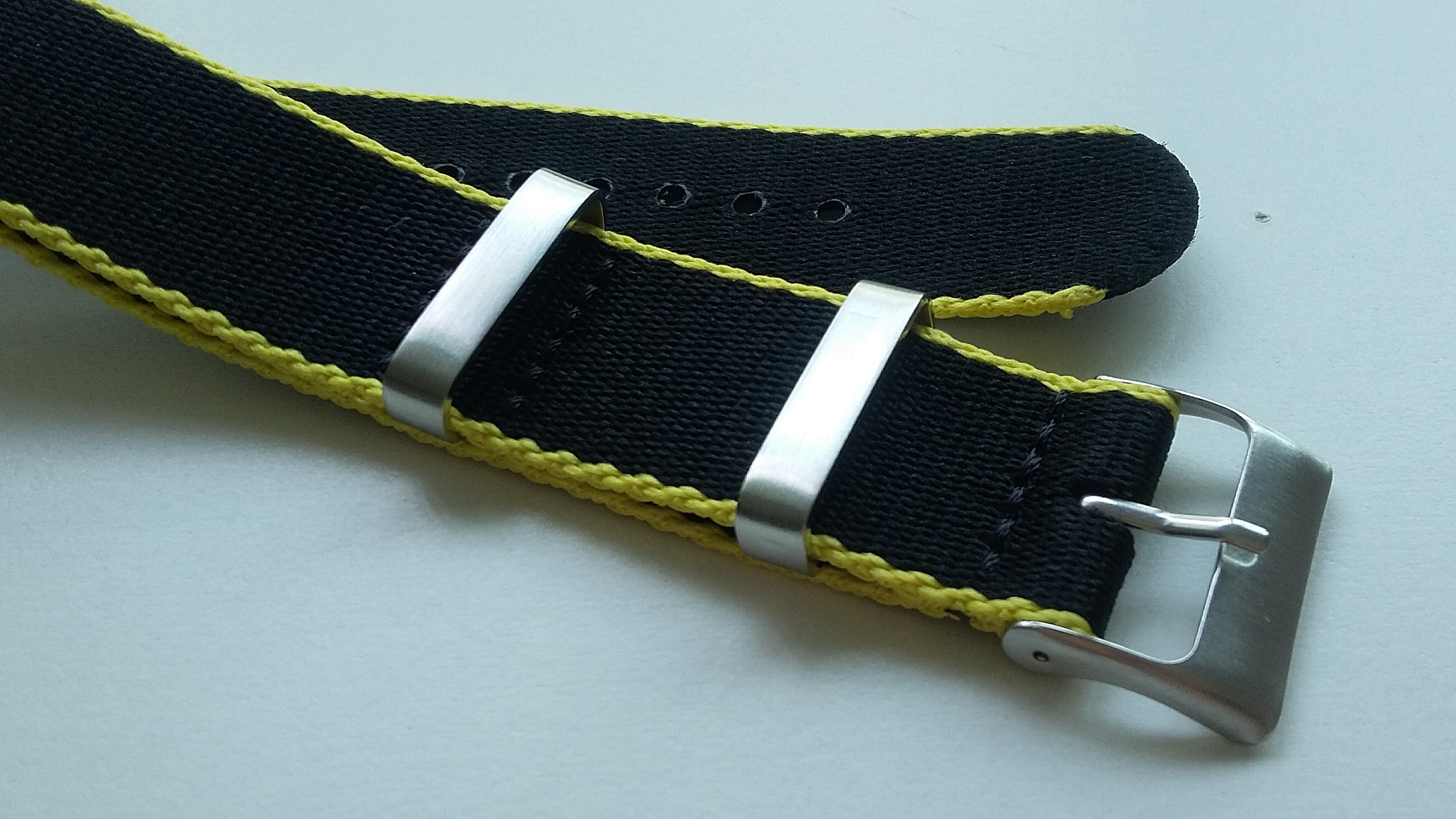 new_20mm_black_with_yellow_trimming_colour_seat_belt_nato_watchstrap_1550577794_d431fa47.jpg