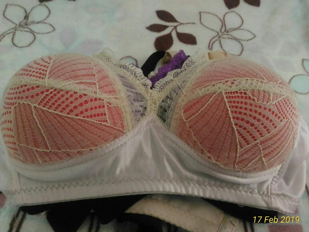 Bra Spanx 38C model kemben, Fesyen Wanita, Pakaian Wanita, Lainnya di  Carousell