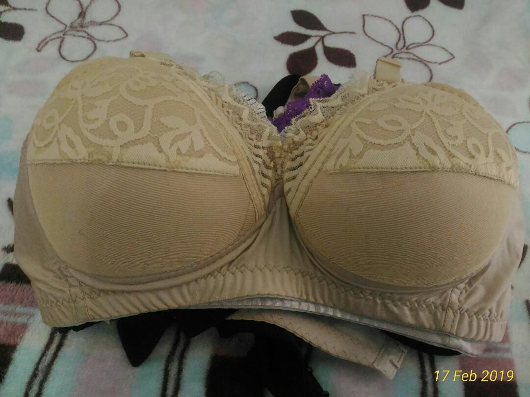 Bra Spanx 38C model kemben, Fesyen Wanita, Pakaian Wanita, Lainnya di  Carousell