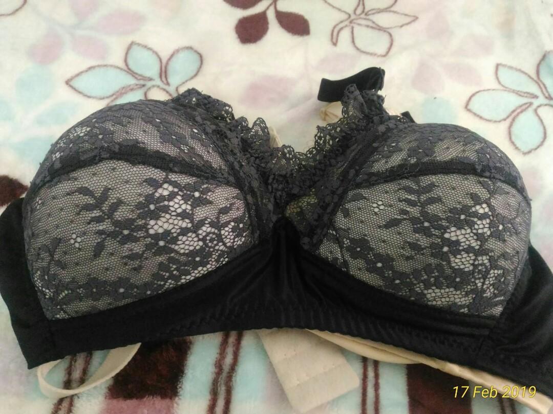 Bra Spanx 38C model kemben, Fesyen Wanita, Pakaian Wanita, Lainnya di  Carousell