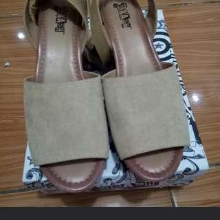 Wedges brash by payless