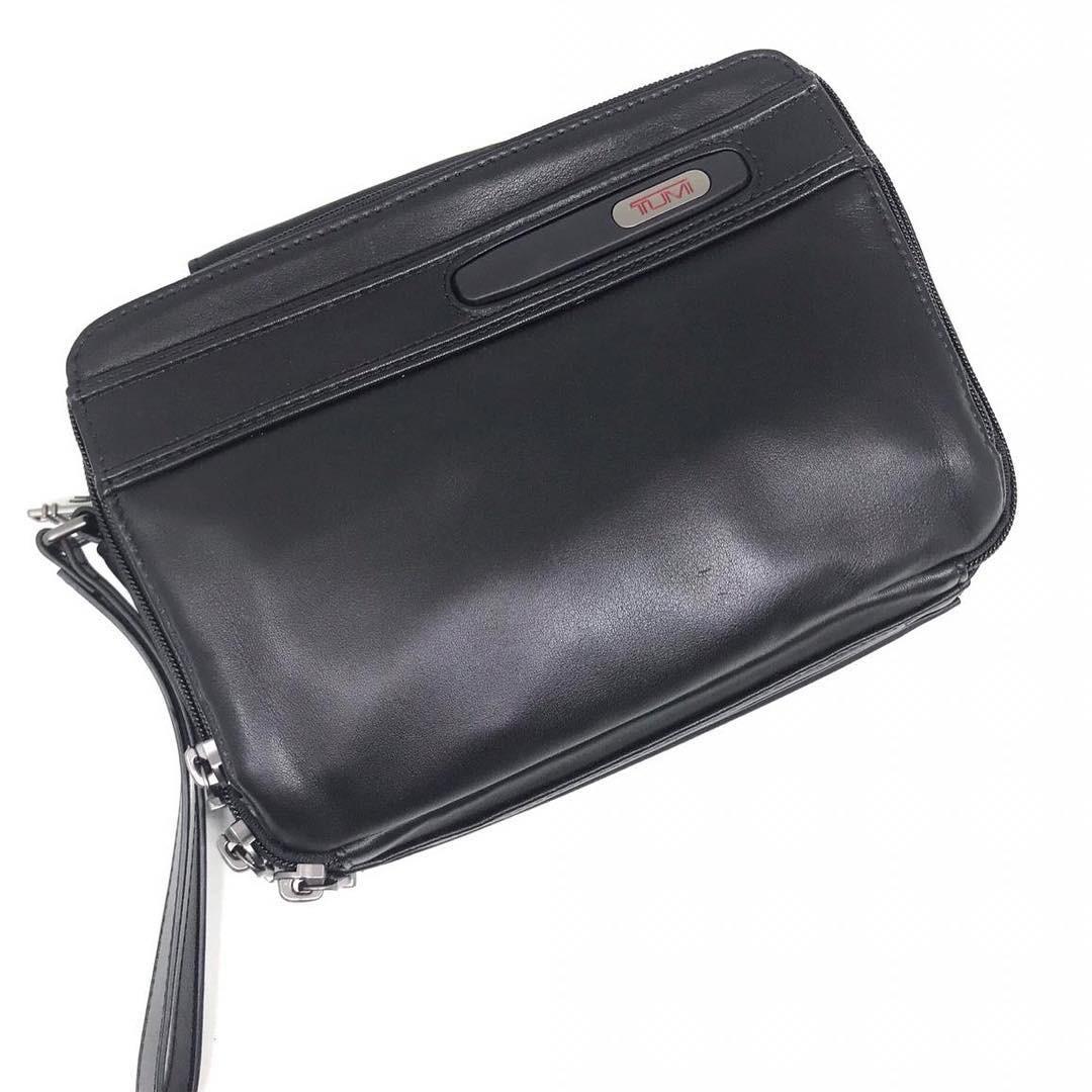 Tumi Business Clutch Leather 16 5x24x8 25cm Black Fesyen Pria Tas Dompet Lainnya Di Carousell