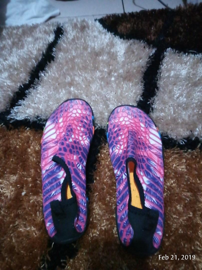 aqua shoes (Category: Sandals) located in Valenzuela. Submitted by cherryv03 (Listing ID 215944131, Image 3). Description: brand new aqua shoes 400 only mkapal po un ilalim nya size 35-40.