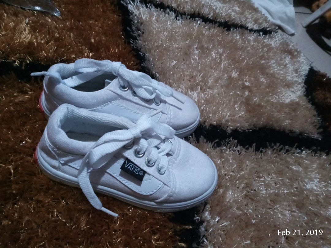 vanz (Category: Car Seats) located in Valenzuela. Submitted by cherryv03 (Listing ID 215939621, Image 2). Description: vanz fod kids brand new class A no box size( 22~30) avail white and black.