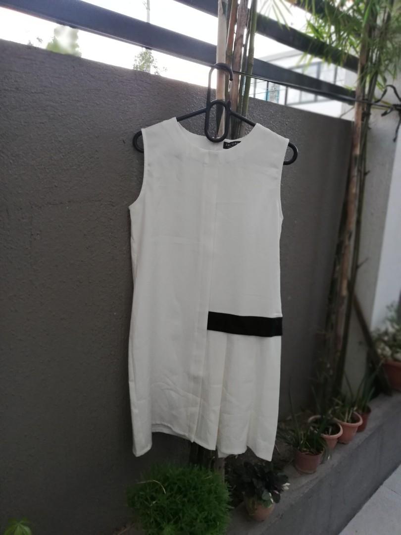 White dress (Category: Dresses) located in Consolacion. Submitted by fourms (Listing ID 215931567, Image 1). Description: White dress.