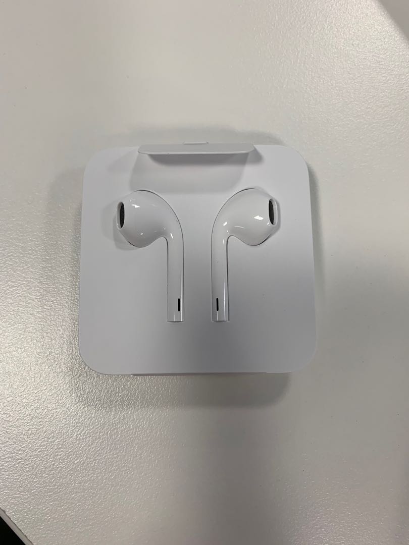 Apple lightning earbuds, Audio, Earphones on Carousell