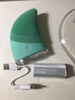 Silicone Facial Cleanser MINISO similar to FOREO