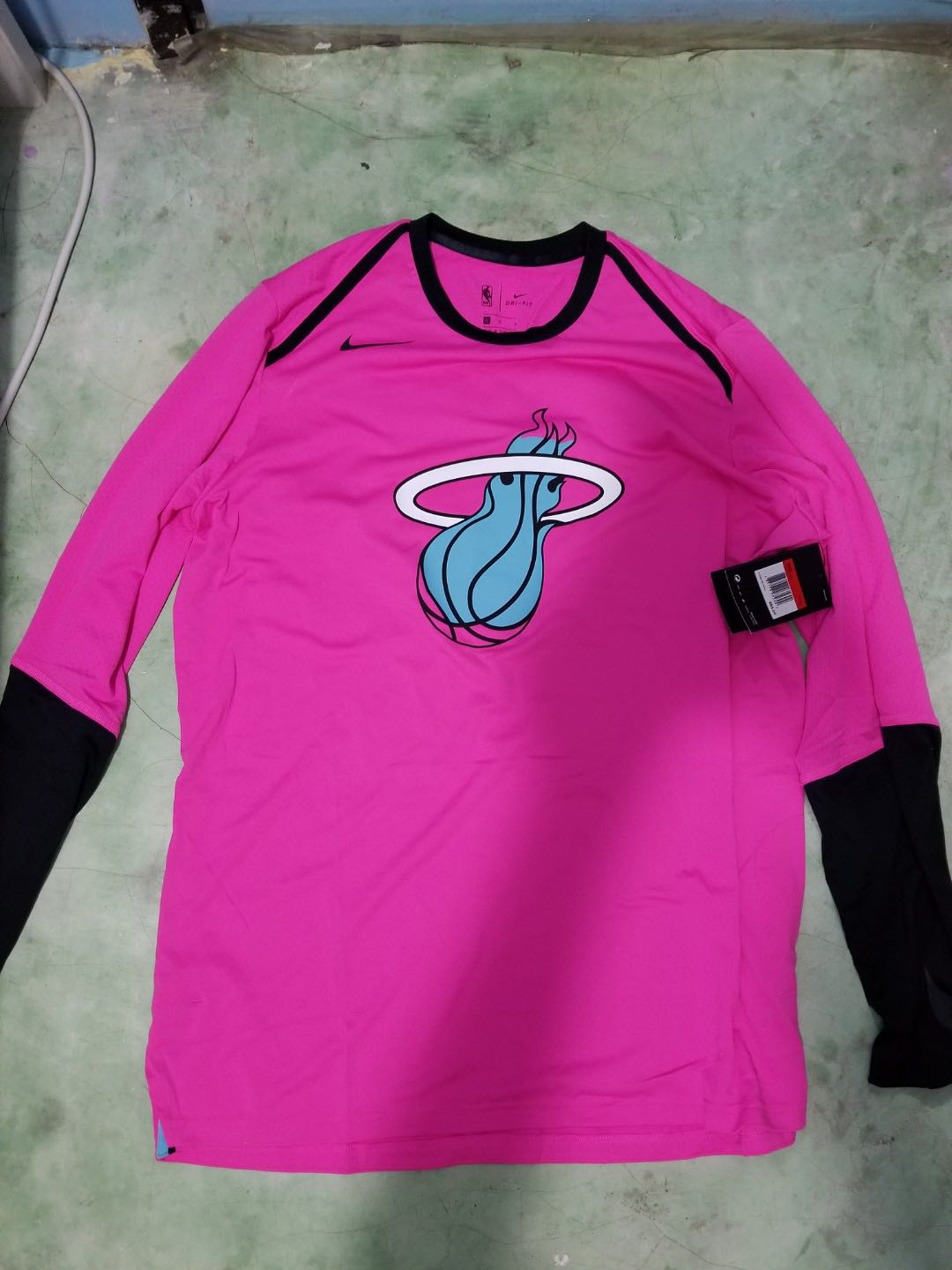 Men's Miami Heat Nike Pink City Edition Long Sleeve Shooting T-Shirt size L, 運動產品, 運動衫 - Carousell