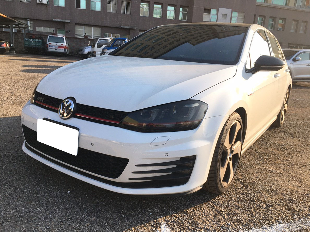 全額貸 二手車中古車13年golf Gti 2 0白黑內裝頂 汽車 汽車出售在旋轉拍賣