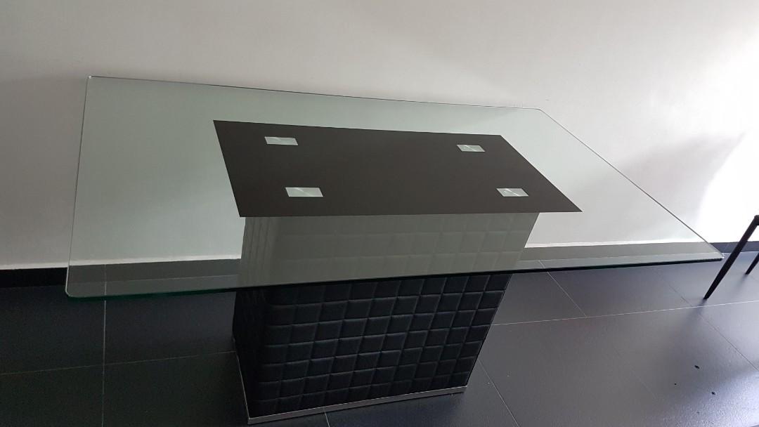 Dining table (Category: Tables & Sets) located in Singapore. Submitted by bethzzz (Listing ID 216330333, Image 1). Description: L 1.5m W 90cm.