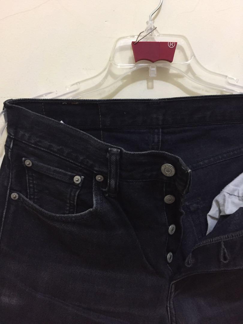 Levis jeans 501, Fesyen Pria, Pakaian , Bawahan di Carousell