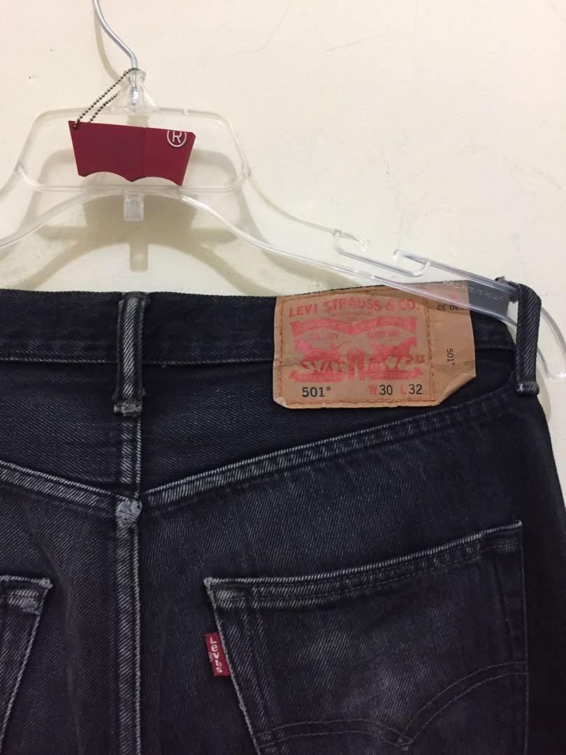 Levis jeans 501, Fesyen Pria, Pakaian , Bawahan di Carousell