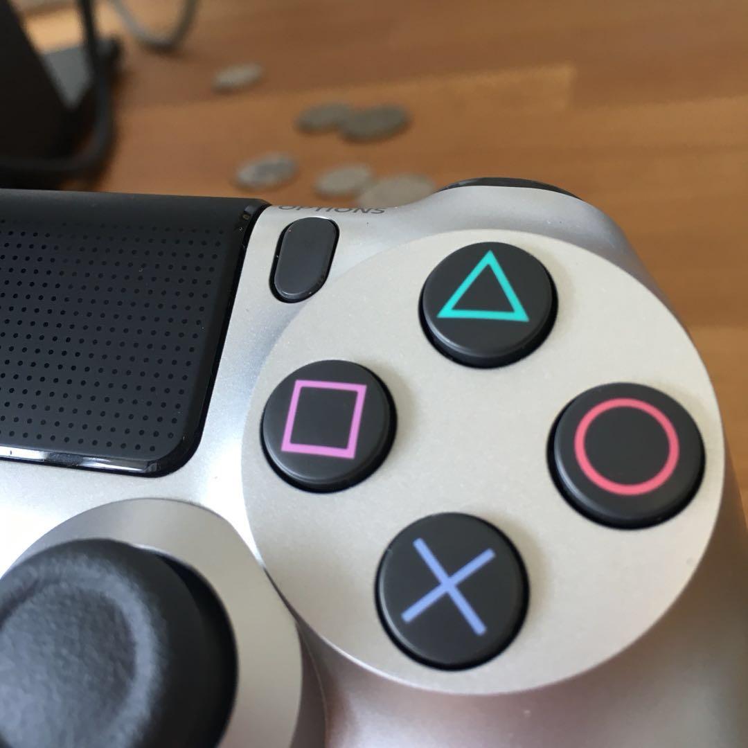 PS4 Controller (Category: Controllers) located in Singapore. Submitted by clothesandtech (Listing ID 216375554, Image 2). Description: No box but brand new.