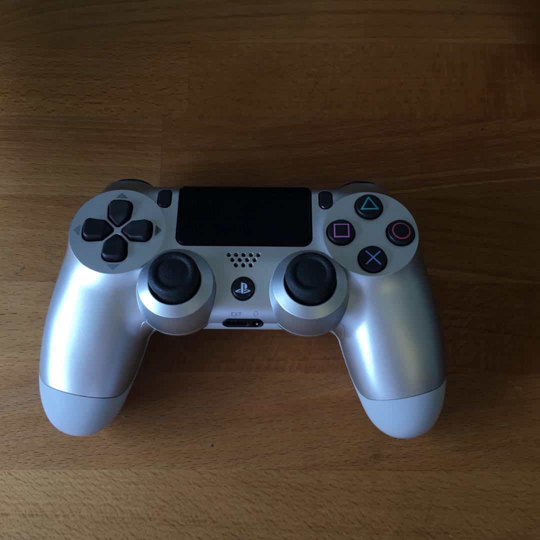 PS4 Controller (Category: Controllers) located in Singapore. Submitted by clothesandtech (Listing ID 216375554, Image 1). Description: No box but brand new.