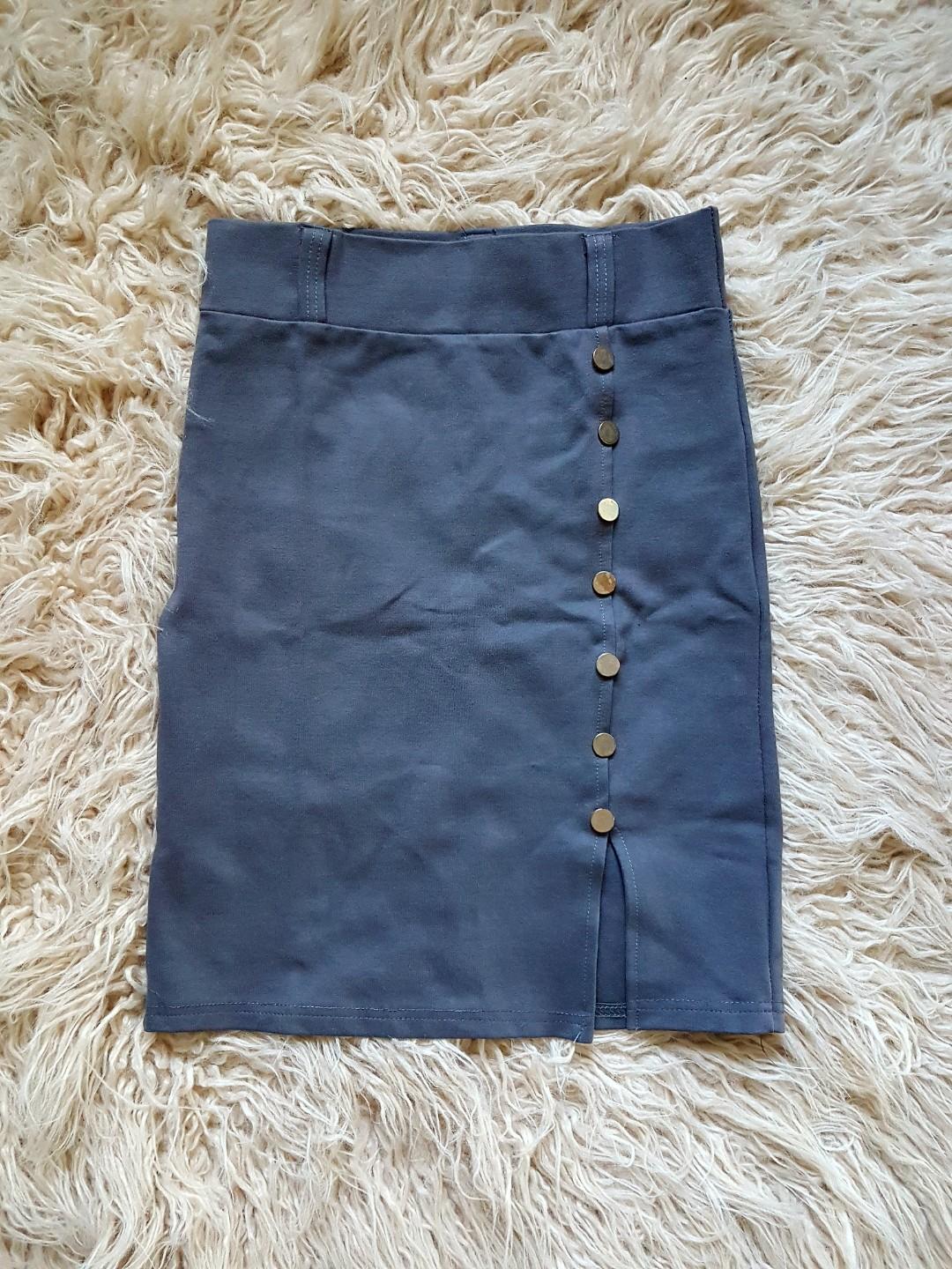 Gray Pencil Skirt (Category: Skirts) located in Mandaluyong City. Submitted by somethingoldmnl (Listing ID 216534397, Image 1). Description: Preloved - No issue - Never worn just washed h stored - Perfect for office.