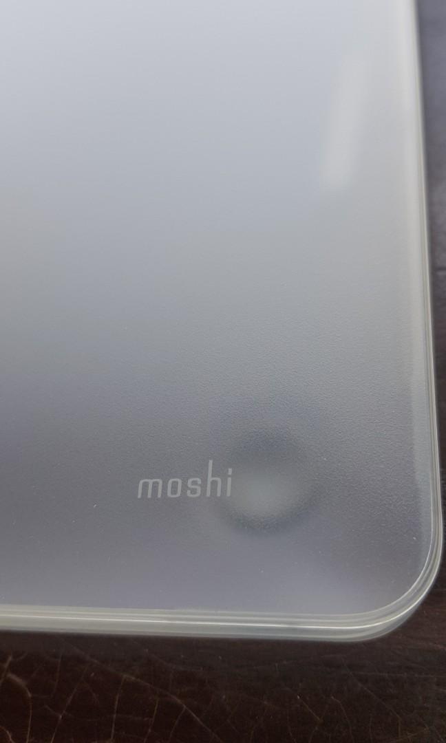 Moshi iglaze Macbook Pro 15" 2015 case with touchbar (Category: Laptops & Notebooks) located in San Juan City. Submitted by paocastee (Listing ID 216542215, Image 1). Description: Decluttering No more use No Cracks light Scratches 2 missing glides.