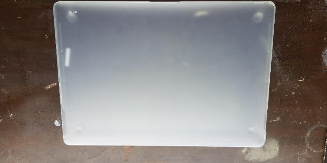 Moshi iglaze Macbook Pro 15" 2015 case with touchbar (Category: Laptops & Notebooks) located in San Juan City. Submitted by paocastee (Listing ID 216542215, Image 2). Description: Decluttering No more use No Cracks light Scratches 2 missing glides.