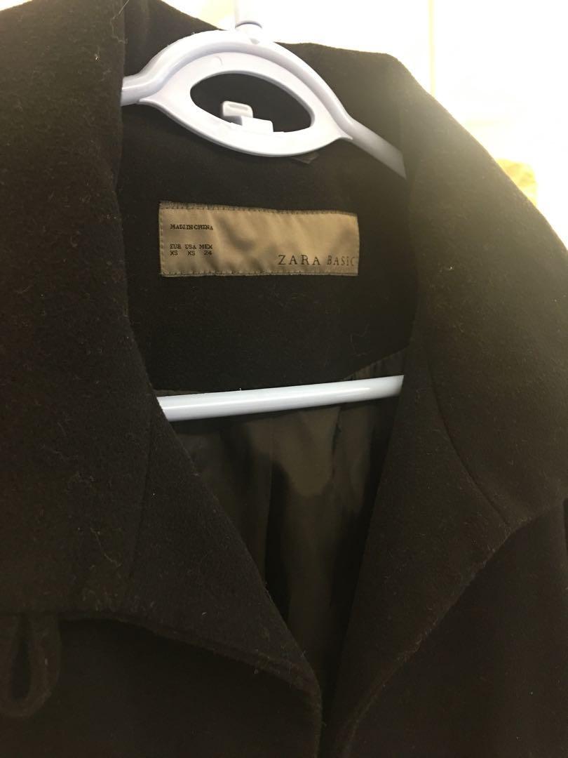 Zara Basic Black Jacket （分類：外套及戶外衣服）位於 Hong Kong。 由 jkeelee 提交（商品編號 170878287，圖片 2）。簡介： Zara Basic Black Jacket 冬天保暖 容易配搭 。